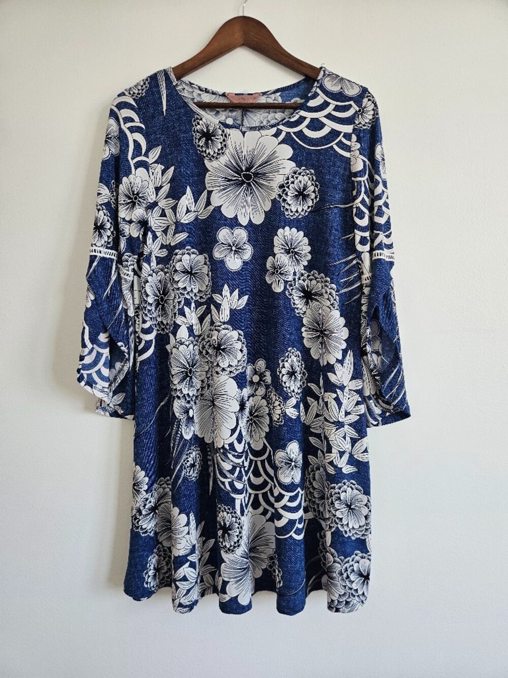 SJS M Medium Dress Blue Floral Bell Sleeve Unlined Short 3/4 Sleeve